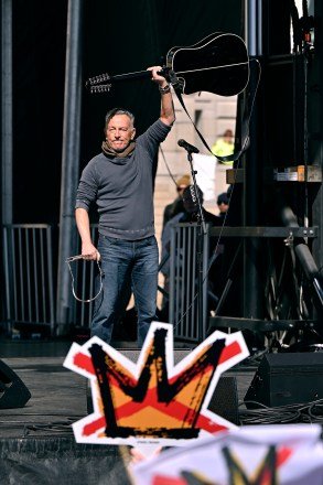 MINNEAPOLIS, MINNESOTA - MARCH 28: Bruce Springsteen performs during the "No Kings" Rally Concert at the Minnesota State Capitol on March 28, 2026 in Minneapolis, Minnesota. (Photo by Astrida Valigorsky/Getty Images)