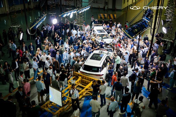 Scene of the CHERY Three-Vehicle Composite Crash Test Scene of the CHERY Three-Vehicle Composite Crash Test